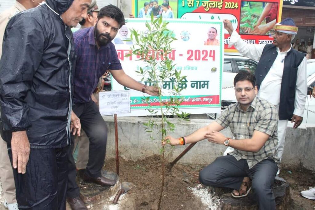 रामपुर डीएम जोगिन्दर सिंह ने किया अपनी मां के नाम पर वृक्षारोपण