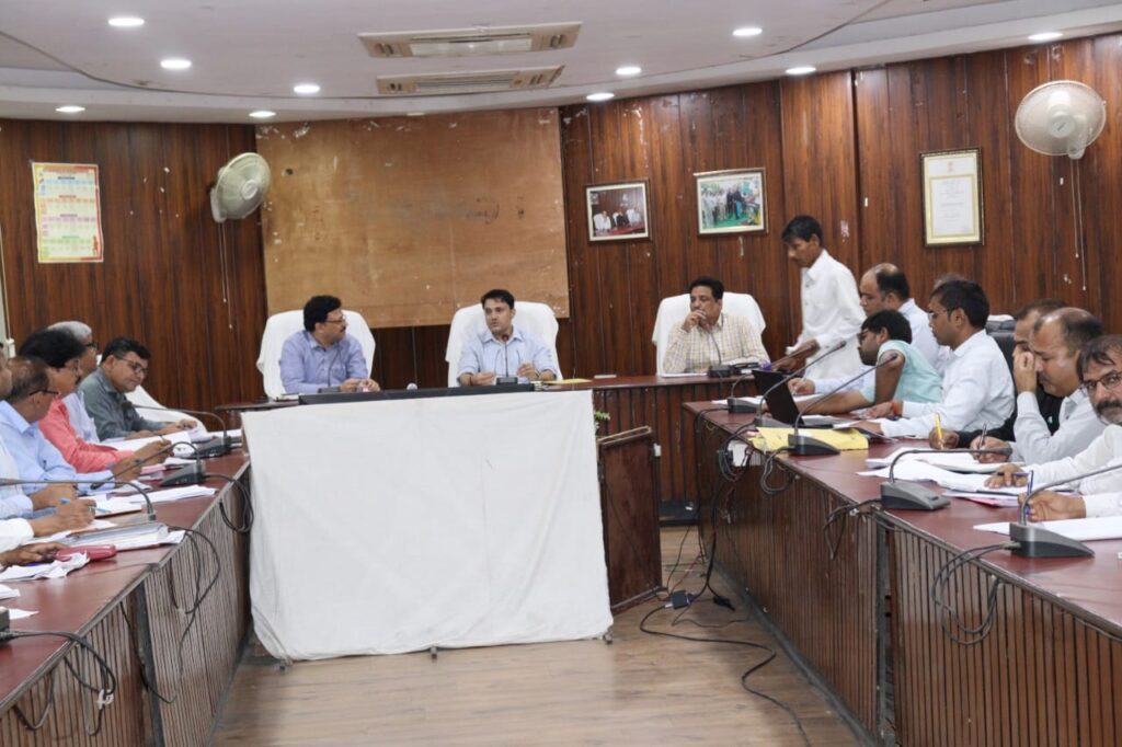 रामपुर सीडीओ ने ग्राम्य विकास और पंचायती राज विभाग की समीक्षा बैठक