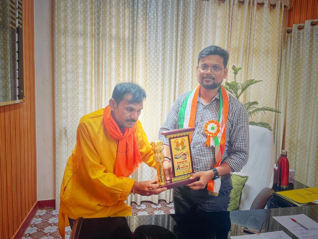 जिला दिब्यांग अधिकारी को दिब्यांग लवलेश सिंह ने किया सम्मानित