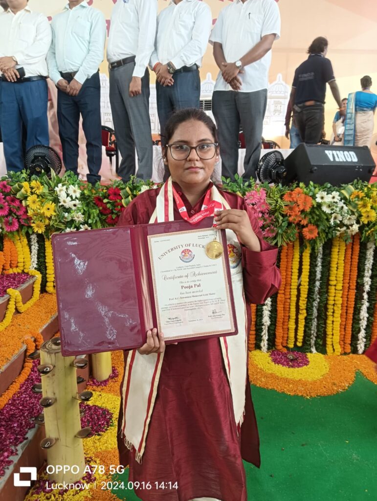 एल एल बी की छात्रा को मिला प्रो0 केसी श्रीवास्तव स्मृति स्वर्ण पदक