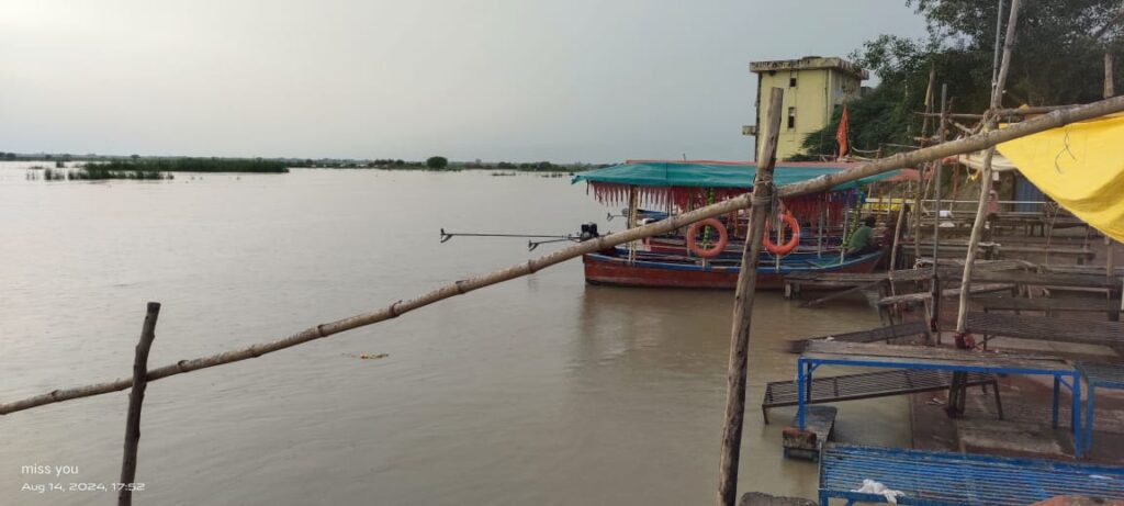 गंगा नदी का जलस्तर चेतावनी बिंदु के करीब, बाढ़ का खतरा