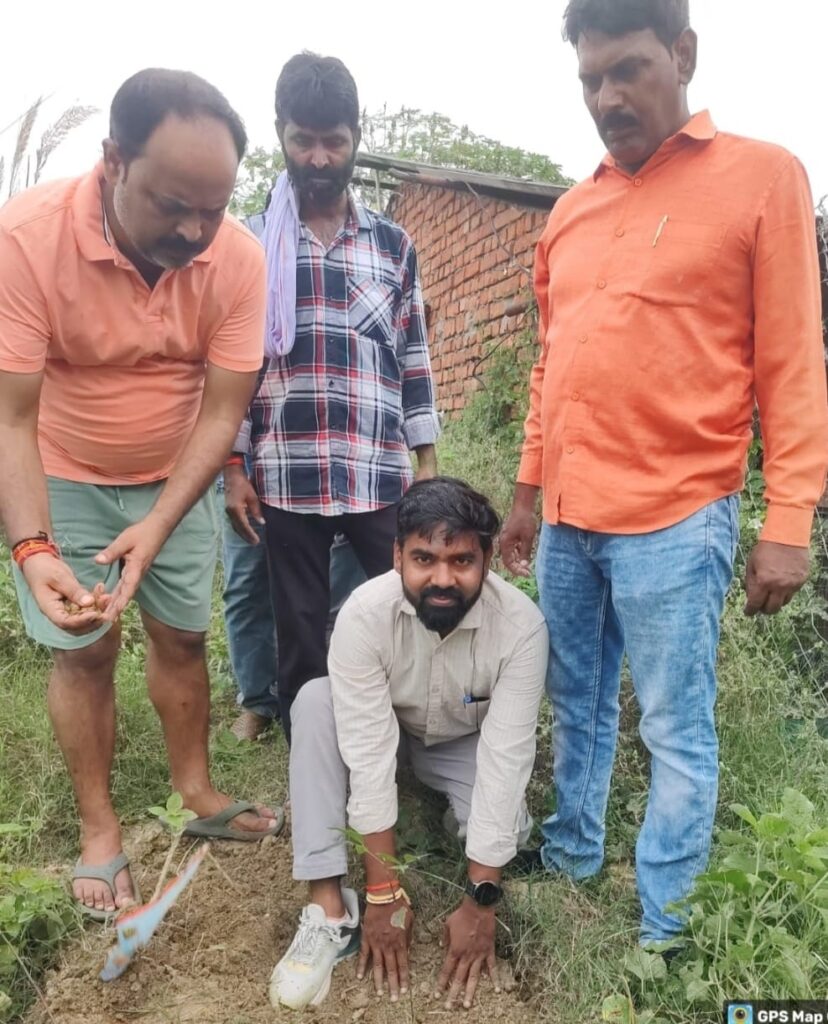 संजय सिंह चौहान सहित कृषि विभाग अधिकारियो ने मिलकर लगाए महोगिनी व चंदन के पौधे