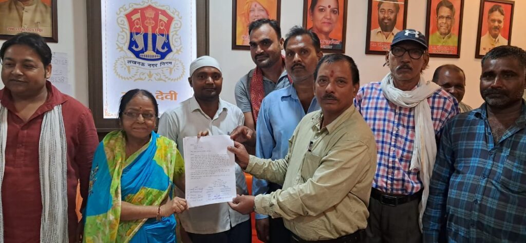 सरोजनीनगर सड़क बनाने का पार्षद गीता देवी को दिया ज्ञापन