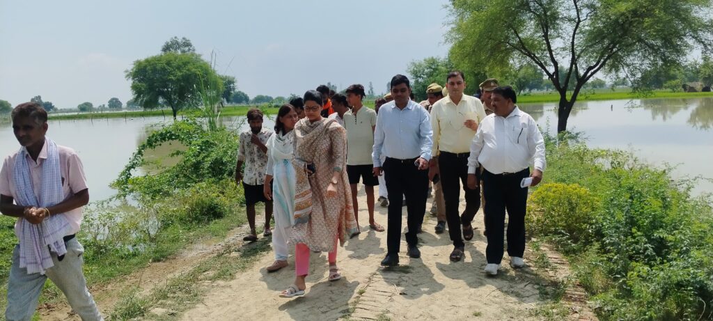 जिलाधिकारी ने बाढ़ प्रभावित क्षत्रों का किया निरीक्षण