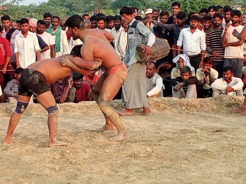 बाबा निर्मल दास मंदिर मे कुश्ती दंगल प्रतियोगिता का हुआ आयोजन