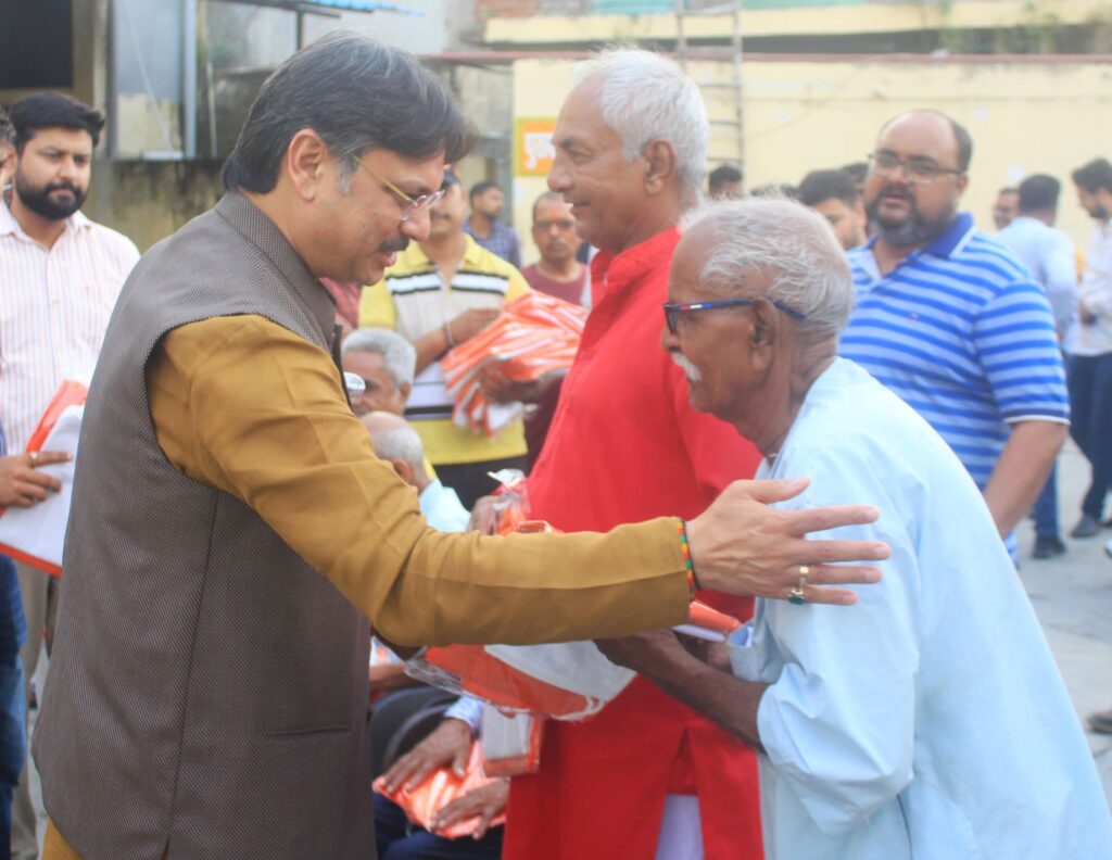 पितृ पक्ष के मौके पर डॉ. राजेश्वर सिंह ने वृद्धाश्रम के बुजुर्गों को पहुंचाई 10 लाख की सहयोग राशि, मिठाई और कपड़े