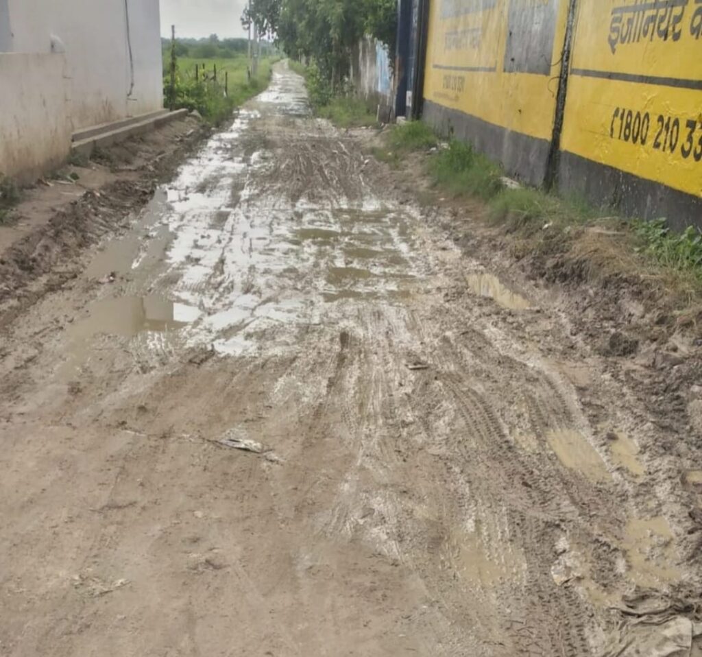 सरोजनीनगर-मिरानपुर पिनवट से नुर्दी खेड़ा गांव तक सड़क हुई ध्वस्त, चलना हुआ दुभर