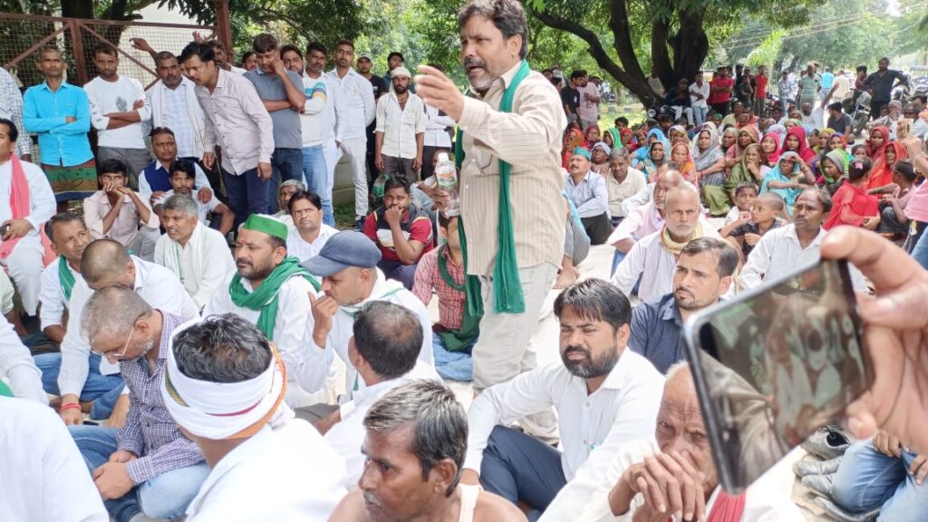 एयरपोर्ट अथॉरिटी द्वारा अधिग्रहण करते समय किसानों ने किया हंगामा, बैठे धरने पर