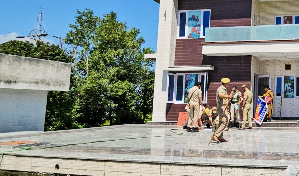 “काम के तनाव से जूझते सॉफ्टवेयर इंजीनियर ने बिजली का करंट लगाकर दी जान”