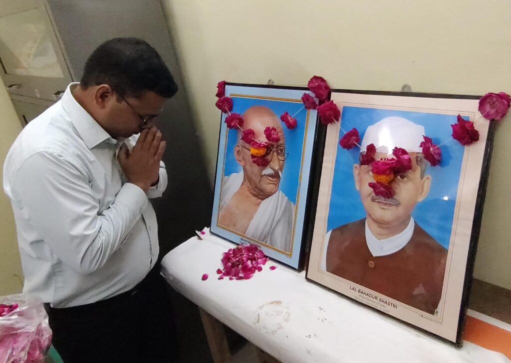 सूचना कार्यालय में मनाई गई गांधी व लाल बहादुर शास्त्री जी की जयंती