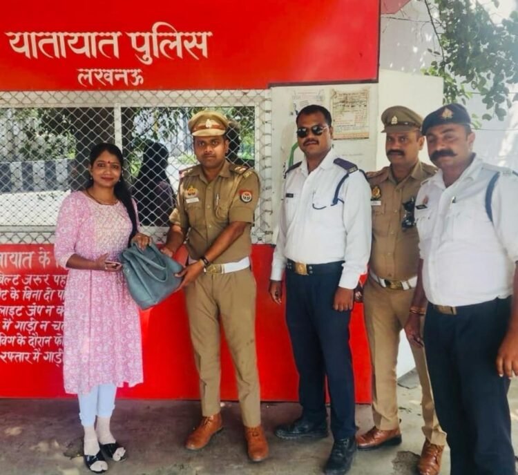 ट्रैफिक पुलिस का गुडवर्क: महिला के चेहरे की मुस्कान बनी ट्रैफिक पुलिस,ढूंढ कर लौटाया गुम हुवा पर्स