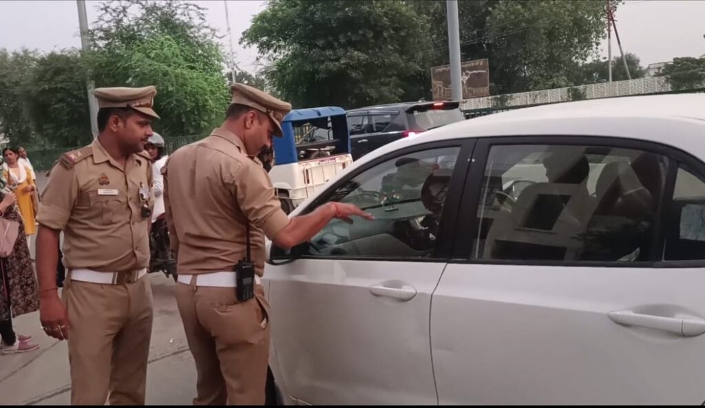 ट्रैफिक इंचार्ज अभय राय ने सड़क सुरक्षा पखवाड़ा के तहत चलाया अभियान