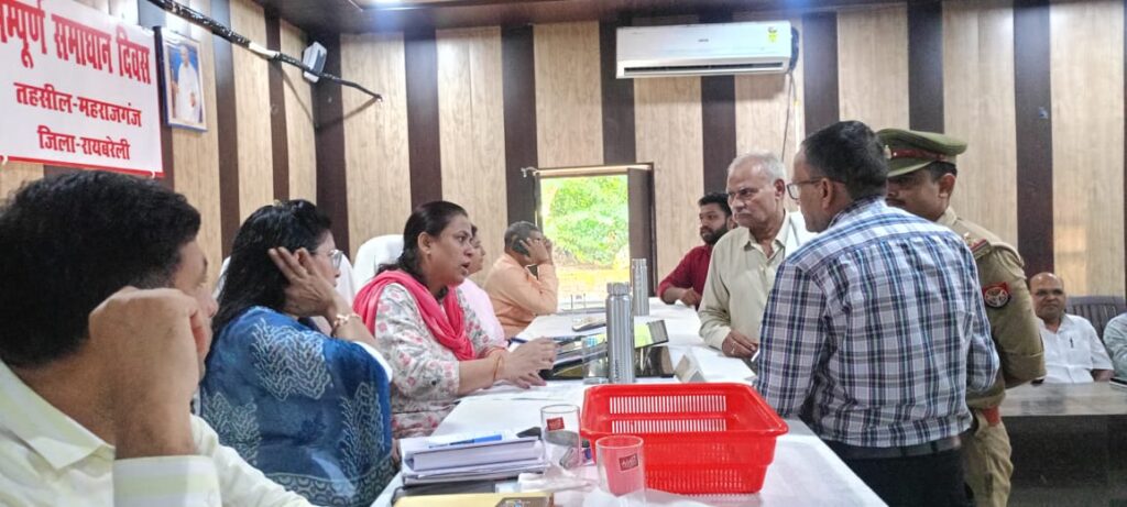 दर्जनों ग्रामीणों ने एडीएम से मार्ग बनवाए जाने की लगाई गुहार