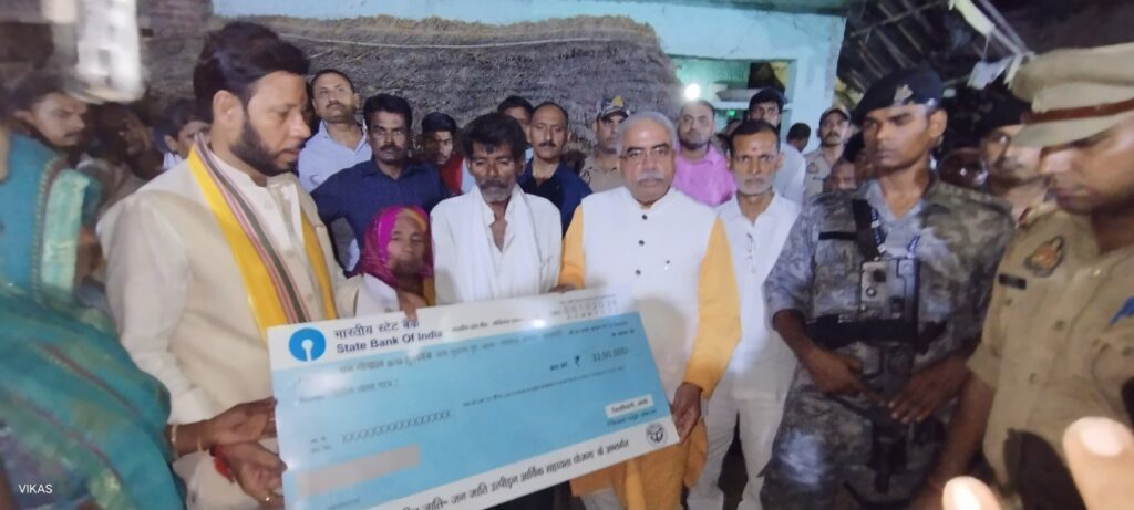 शिक्षक सुनील कुमार के परिजनों से मिले प्रभारी मंत्री, सरकार की तरफ से की आर्थिक मदद