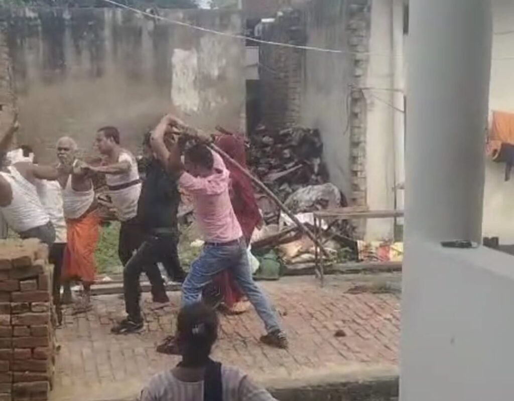 रास्ता बंद करने का विवाद बना खूनी संघर्ष, वीडियो वायरल