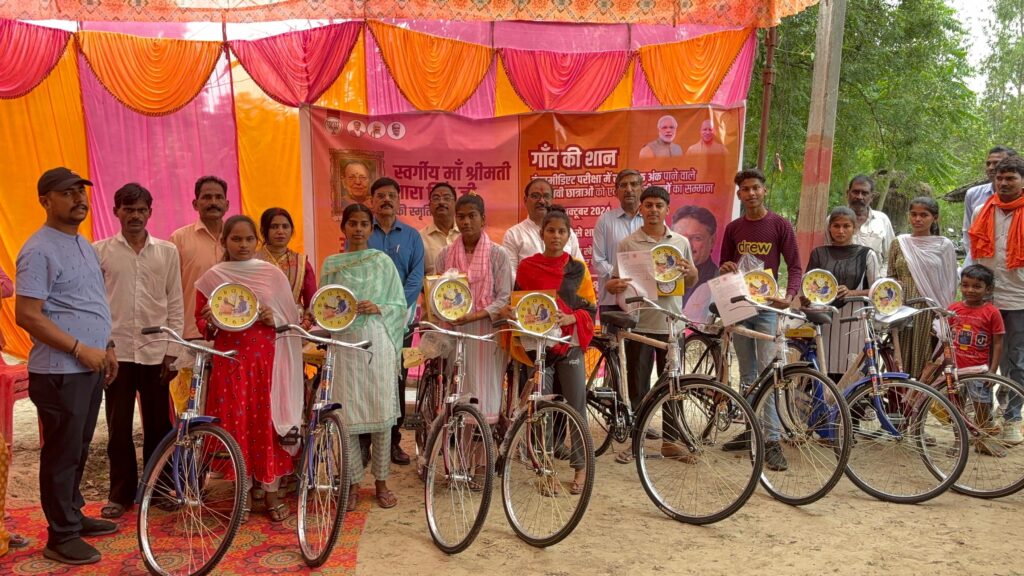 त्रिलोचन खेड़ा में लगा विधायक राजेश्वर सिंह का 91वां जन सुनवाई शिविर, 4 मेधावियों को प्रदान की गईं साइकिल