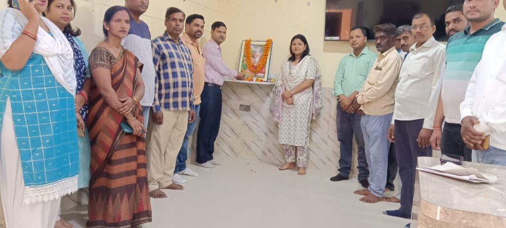 महराजगंज विकासखंड परिसर में मनाई गई महर्षि वाल्मीकि जयंती