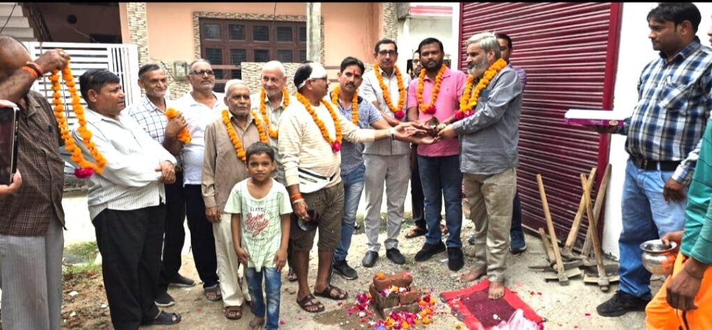 पार्षद ने मानस नगर कालोनी में इंटरलॉकिंग सड़क नाली कार्य का किया शिलान्यास