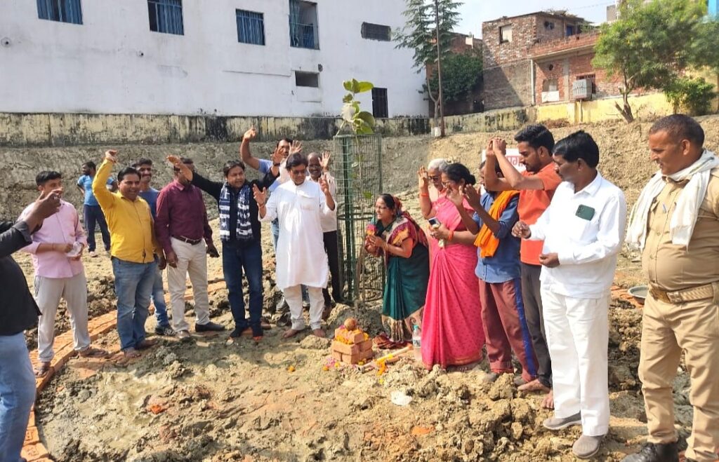 पार्षद गीता देवी ने गौरी छठ पूजा स्थल सुंदरीकरण निर्माण कार्य की शुरुआत की