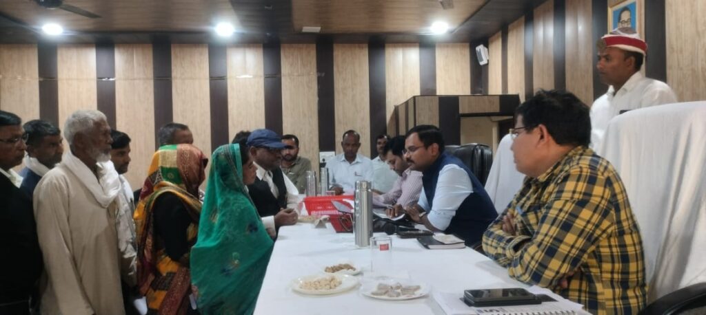 Raebareli: सीडीओ की अध्यक्षता में संपन्न हुआ संपूर्ण समाधान दिवस