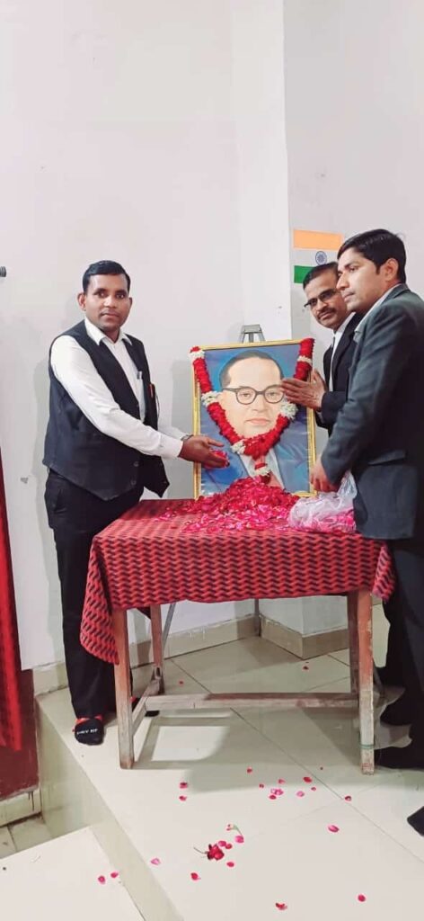 जिला बार एसोसिएशन बाराबंकी में भीम फाउंडेशन के पदाधिकारियो व सदस्यों द्वारा मनया गया डॉक्टर भीमराव अंबेडकर का जन्म दिवस