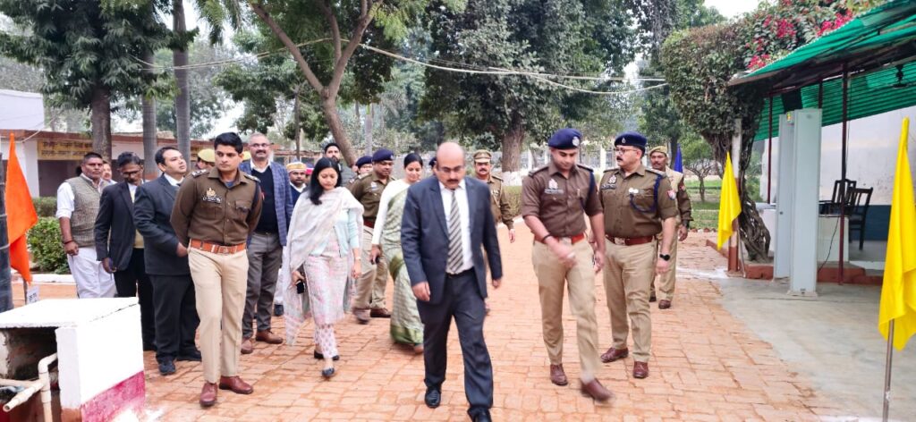 जिला जज व डीएम-एसपी ने जिला कारागार का किया निरीक्षण