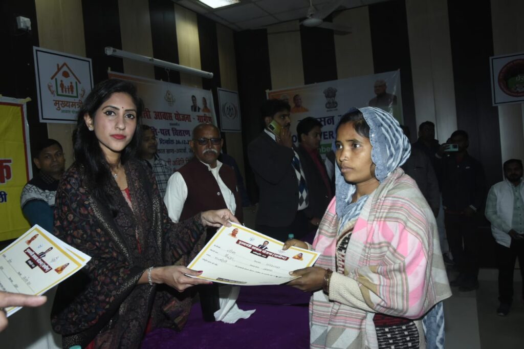 मुख्यमंत्री आवास योजना ग्रामीण: सदर विधायक अदिति सिंह द्वारा आवास लाभार्थियों को स्वीकृति पत्र किया गया वितरण