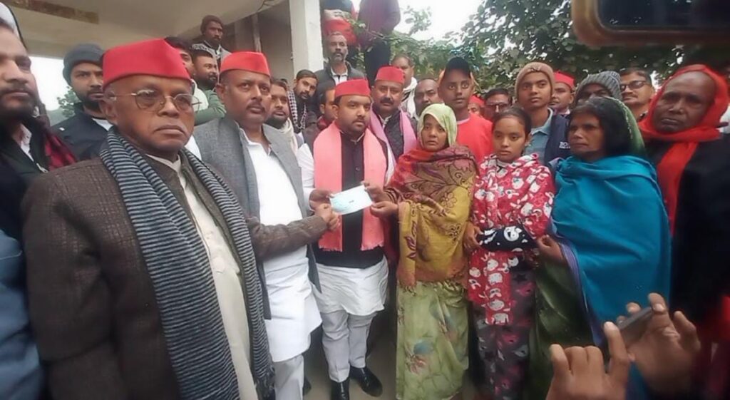 पूर्व मुख्यमंत्री अखिलेश यादव के निर्देश पर पीड़ित परिवार से मिला सपा प्रतिनिधिमंडल, दिया एक लाख का चेक 