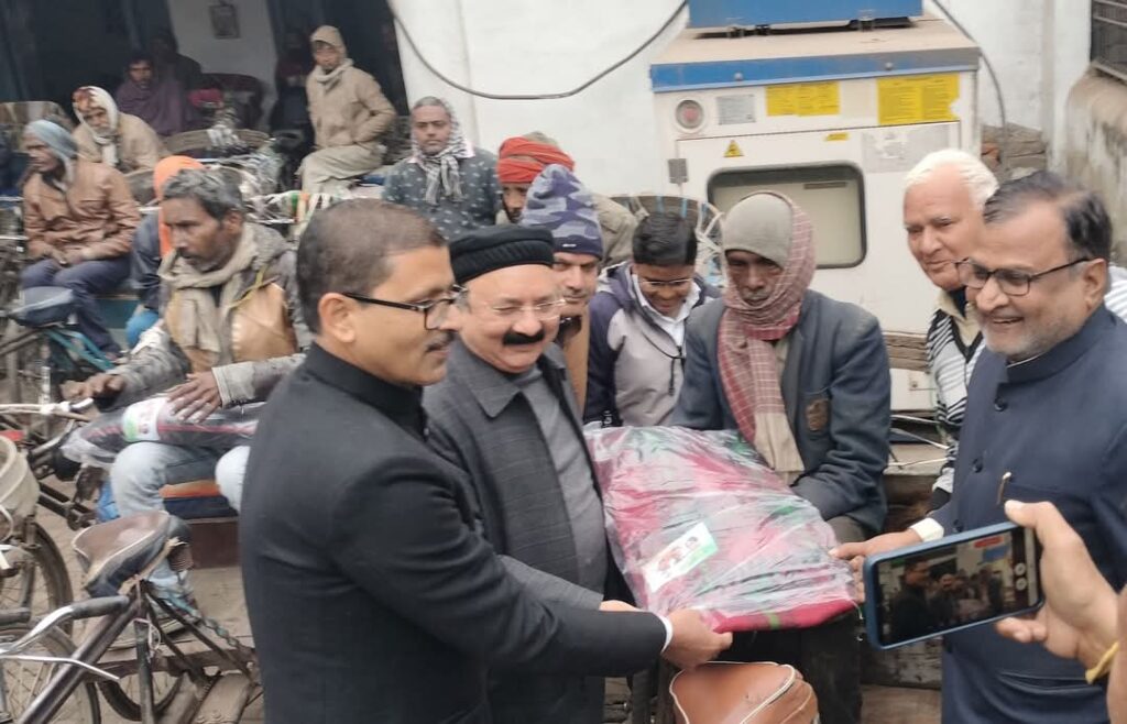 सांसद राहुल गांधी के निर्देश पर रिक्शा चालकों को कम्बल किए गये वितरित