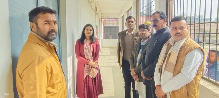 डीएम ने राजनैतिक दलों के प्रतिनिधियों के साथ ईवीएम/वीवीपैट वेयर हाउस का किया निरीक्षण