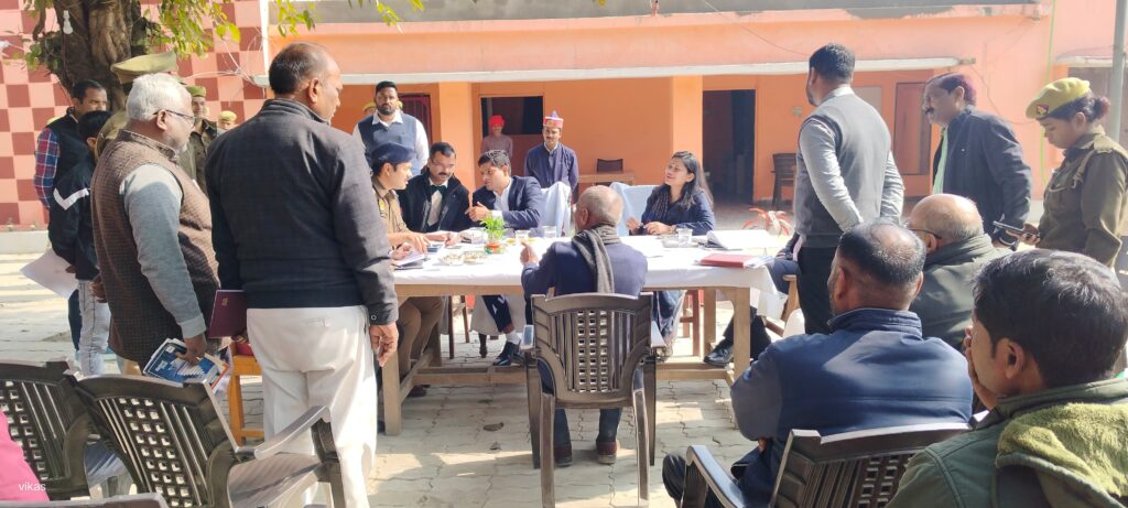 थाना दिवस पर जगतपुर में डीएम-एसपी ने सुनी लोगों की फरियाद