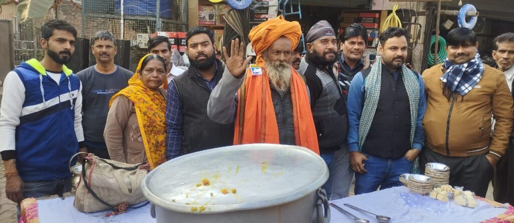 मकर संक्रांति के पावन पर्व पर हनुमान मन्दिर पर हुआ खिचडी भोज का आयोजन