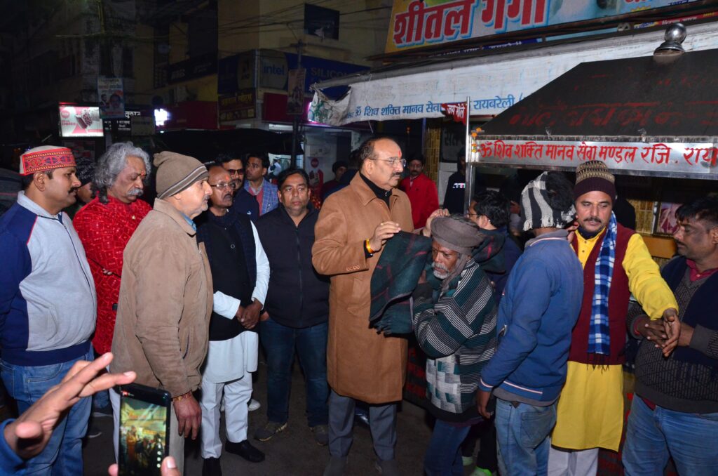 मंत्री दिनेश प्रताप सिंह ने जरूरत मन्द लोगों को कम्बल किया वितरित
