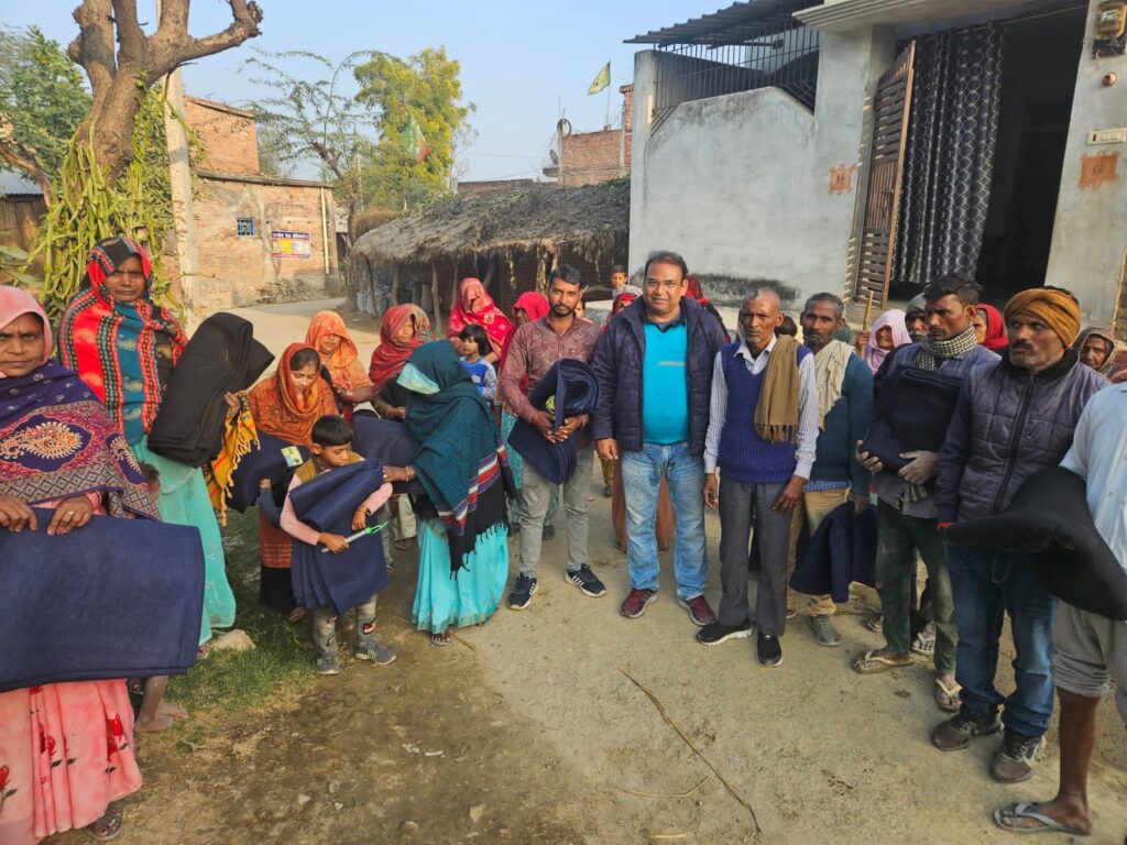 समाजसेवी व प्रधान प्रतिनिधि आशू सिंह ने मऊ गांव में बांटे 500 कंबल
