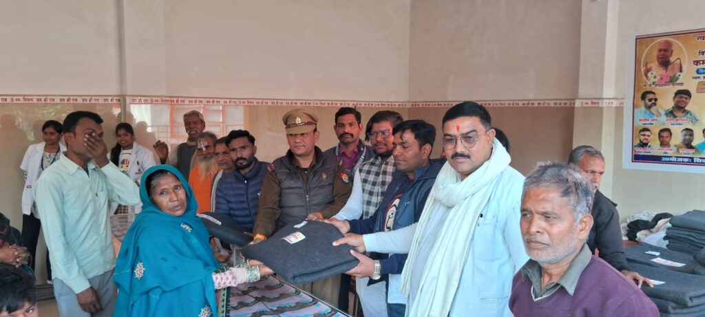शिवा फाउंडेशन ने गरीबों को बांटे कंबल