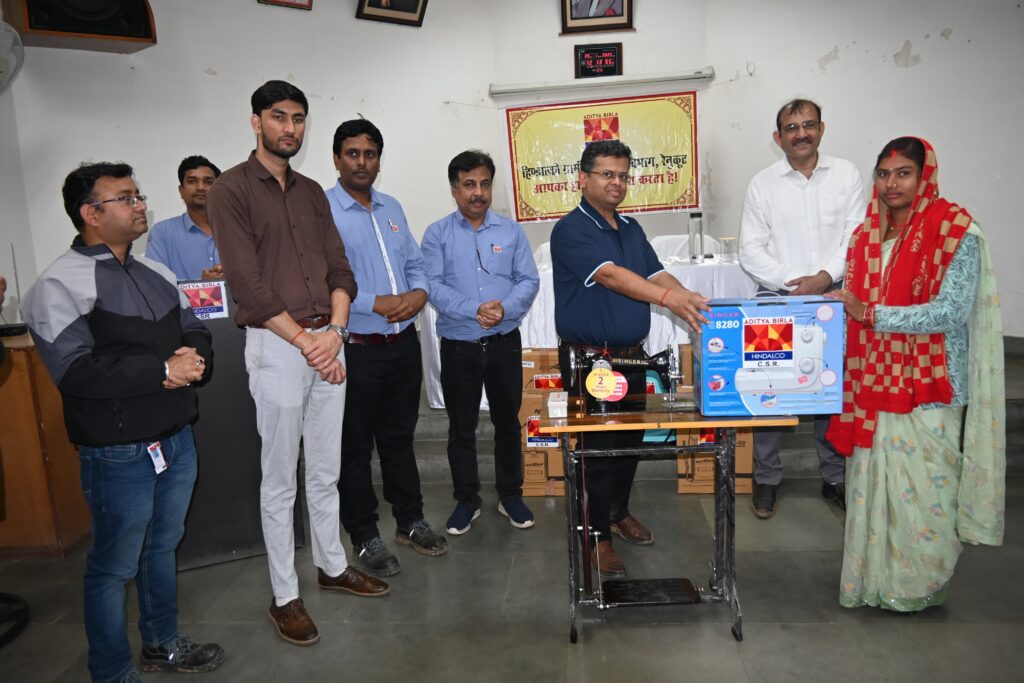 मुख्य वित्त अधिकारी भरत गोयनका का हिण्डाल्को एबीआरटीपी दौरा, सिलाई, स्प्रे समेत किया अजोला किट का वितरण