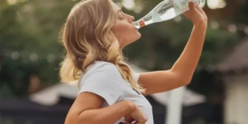 स्वास्थ्य सुझाव: सर्दियों में पानी कम पीने से डिहाइड्रेशन हो सकता है, और शरीर में ऐसे लक्षण नजर आने लगते हैं।