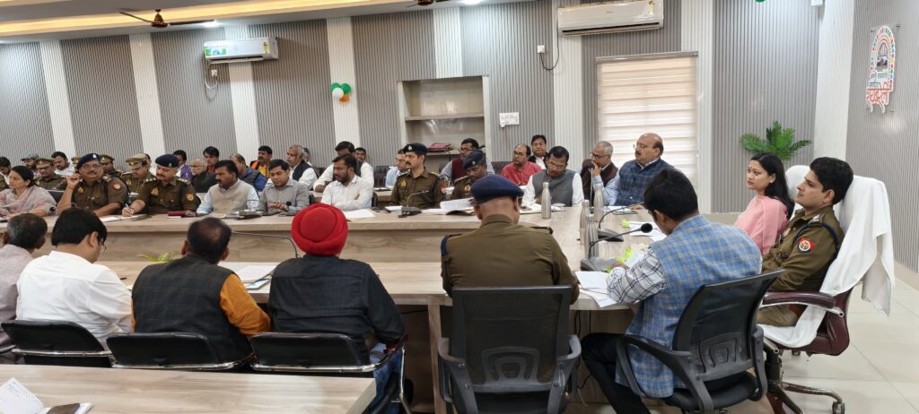 त्यौहार/पर्व आपसी सद्भाव, अमन चैन के साथ मनाया जाए: डीएम