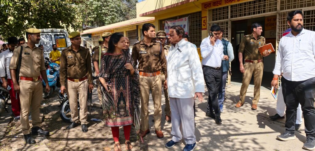 डीएम-एसपी ने जिला अस्पताल पहुचकर सड़क दुर्घटना में घायल मरीजों का जाना हाल