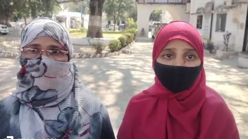 सिगरेट पीना मना करना मां बेटी को पड़ा भारी, दोनों को पीटा 