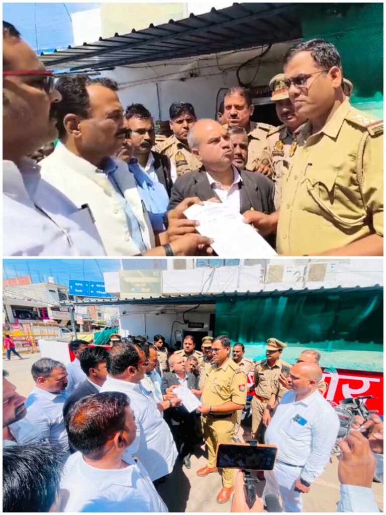 अधिवक्ताओं के साथ दुर्व्यवहार, सरोजनीनगर बार एसोसिएशन ने किया धरना प्रदर्शन