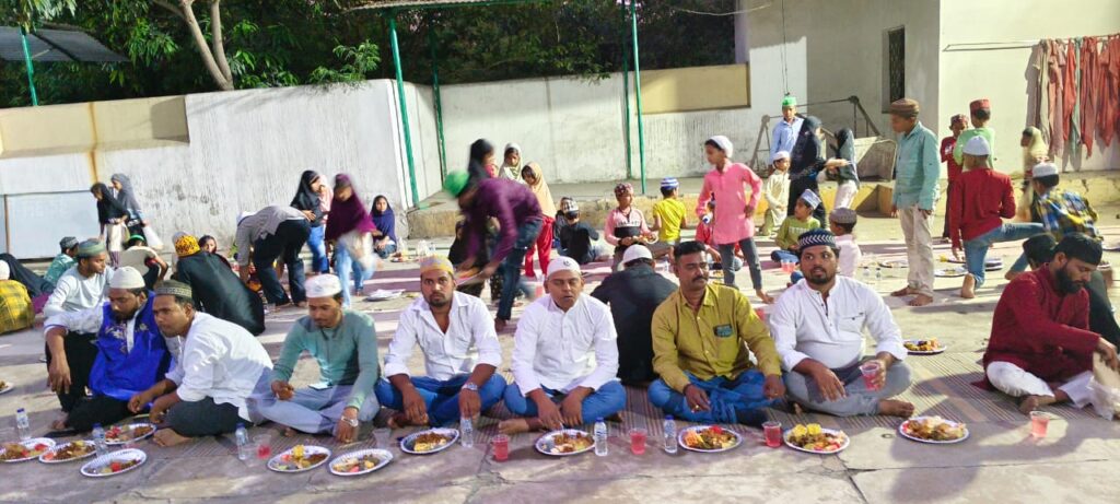 आज़ाद हिंद संगठित सेवा समिति ने जामा मस्जिद शक्तिनगर में विशाल इफ्तार पार्टी का किया आयोजन