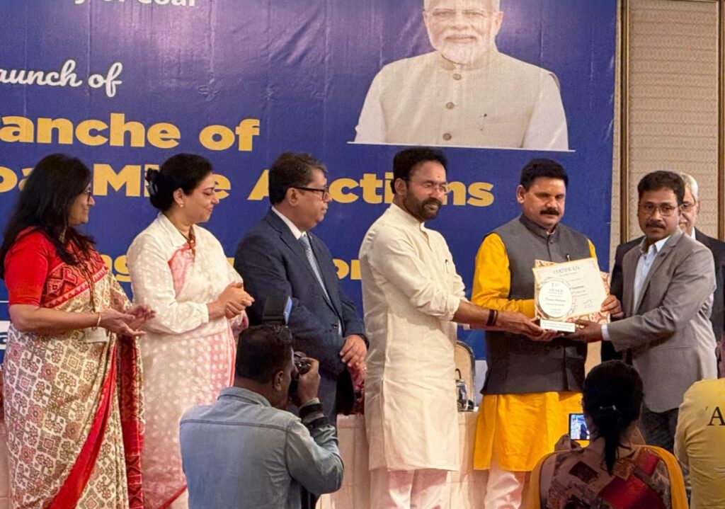 महाप्रबंधक (दुधिचुआ) एवं सीनियर ओवरमैन, निगाही को उत्कृष्टता हेतु केन्द्रीय कोयला एवं खान मंत्री भारत सरकार से मिला सम्मान