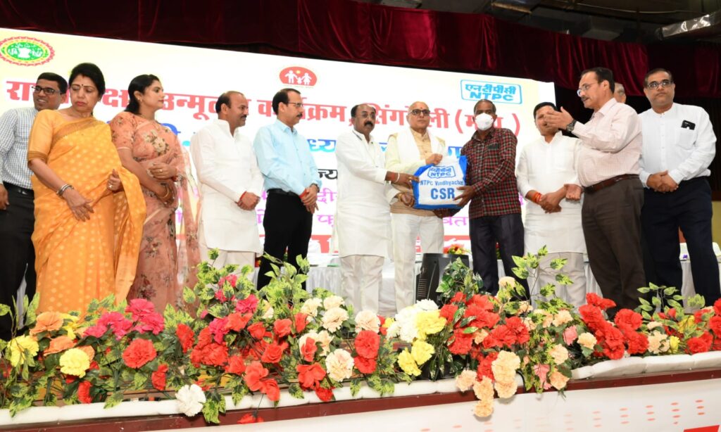 “टीबी मुक्त भारत” के अंतर्गत एनटीपीसी विंध्याचल सीएसआर और जिला प्रशासन की साझेदारी से टीबी मरीजों को पोषण किट का वितरण