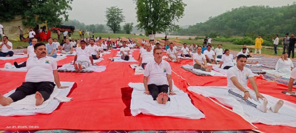 प्रकृति की सुरम्य गोद अबाड़ी पिकनिक स्पॉट में मना जनपद का 11वां अंतर्राष्ट्रीय योग दिवस