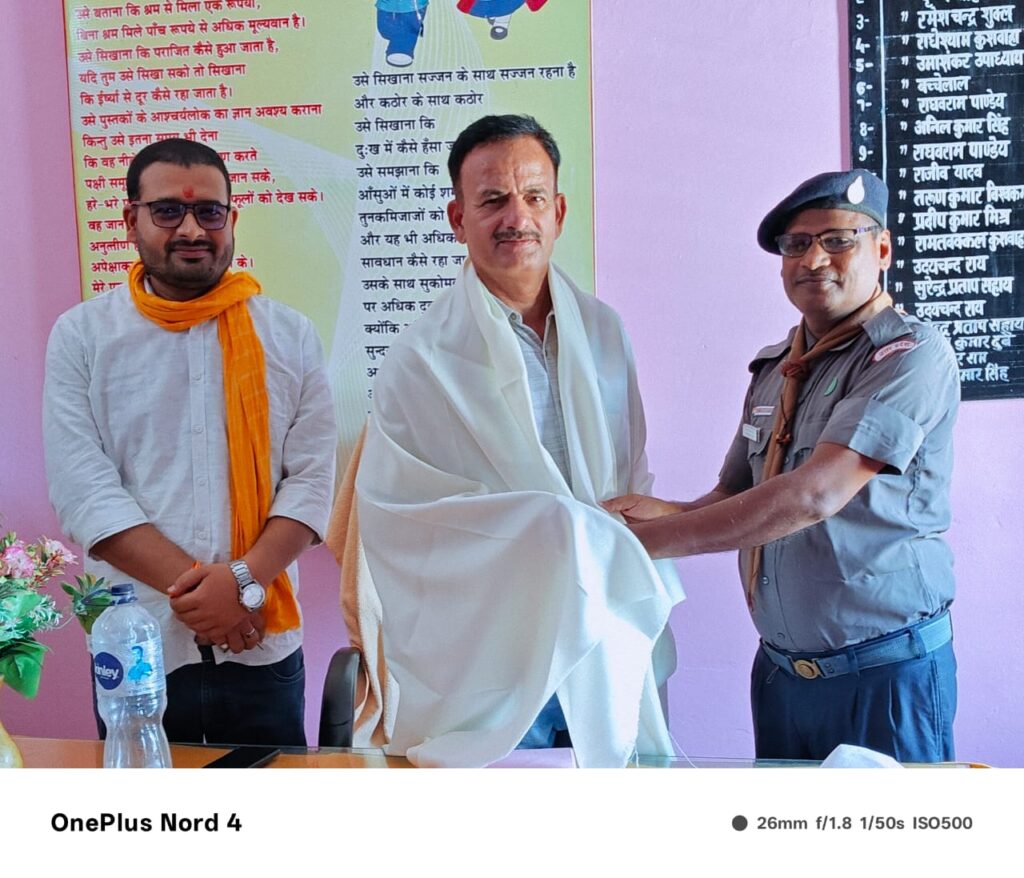 खंड शिक्षा अधिकारी नगवां को ब्लॉक स्काउट मास्टर ने किया सम्मानित