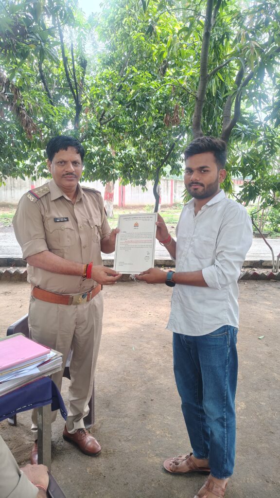 महात्मा गांधी काशी विद्यापीठ के छात्र अभिषेक द्विवेदी को SPEL कार्यक्रम में उत्कृष्ट योगदान के लिए डीजीपी कार्यालय लखनऊ से मिला प्रशस्ति पत्र, थाना अध्यक्ष ने किया सम्मानित