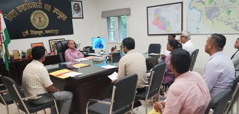JAMSHEDPUR : रूर्बन मिशन एवं पर्यटन विभाग के अभिसरण से बन रही योजनाओं की समीक्षा बैठक