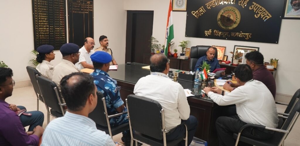 JAMSHEDPUR : उपायुक्त की अध्यक्षता में जिला आपदा प्रबंधन प्राधिकार एवं सिविल डिफेंस की समीक्षा बैठक आयोजित