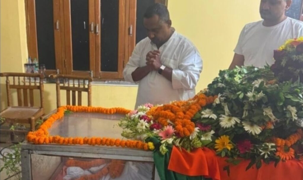 JAMSHEDPUR : पूर्व मंत्री ददई दूबे को बन्ना गुप्ता ने दी श्रद्धांजलि